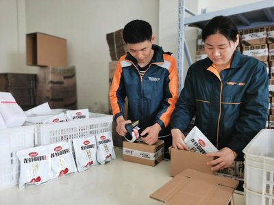 盱眙郵政 小料包大助攻，調出龍蝦產業好“味道”